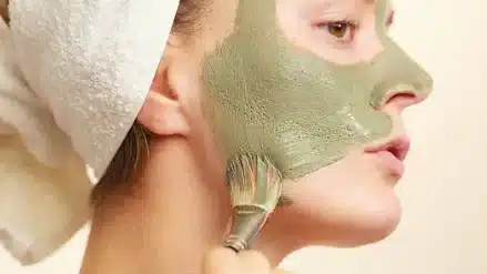 Comment utiliser l’argile verte pour traiter l’acné naturellement ?