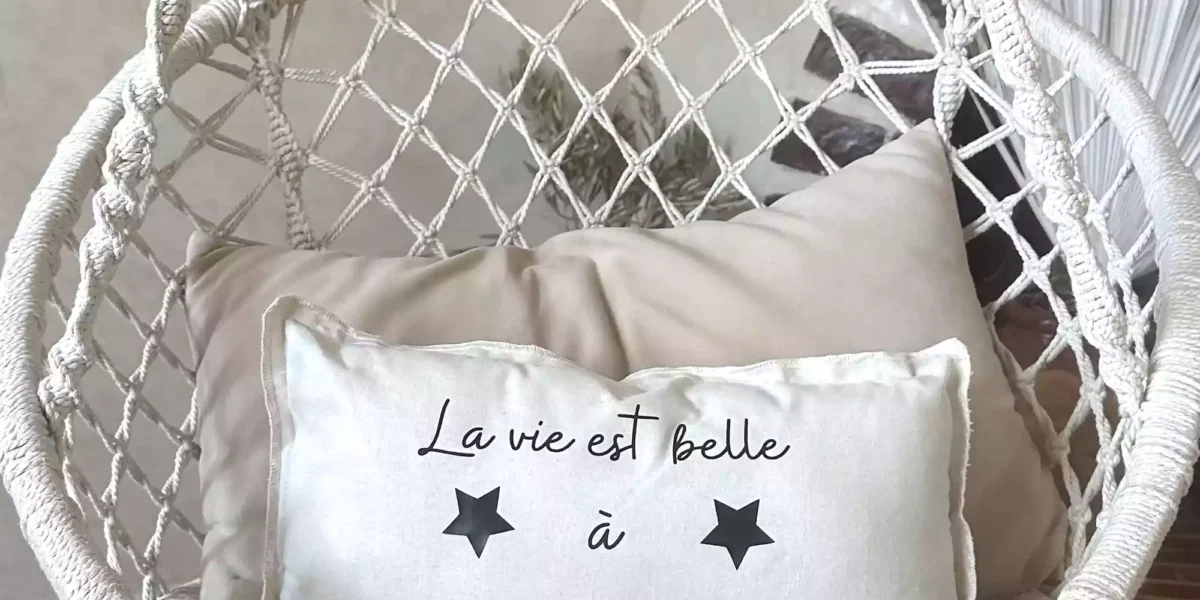 Comment décorer son salon avec des coussins à message ?